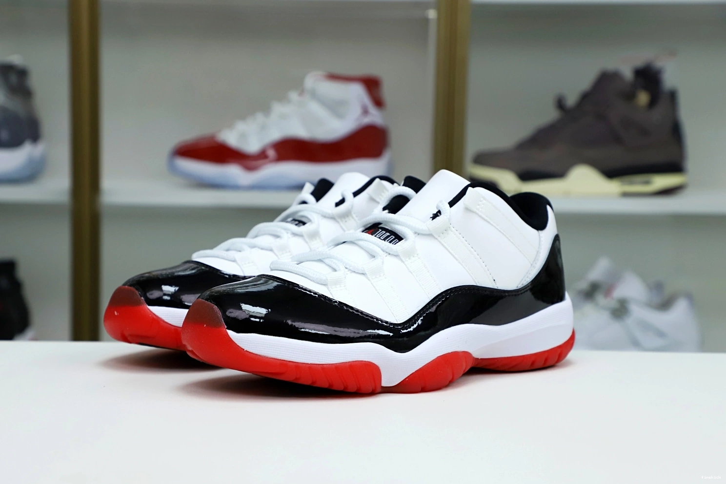BRED 11 WHITE JORDAN LOW AIR 0317